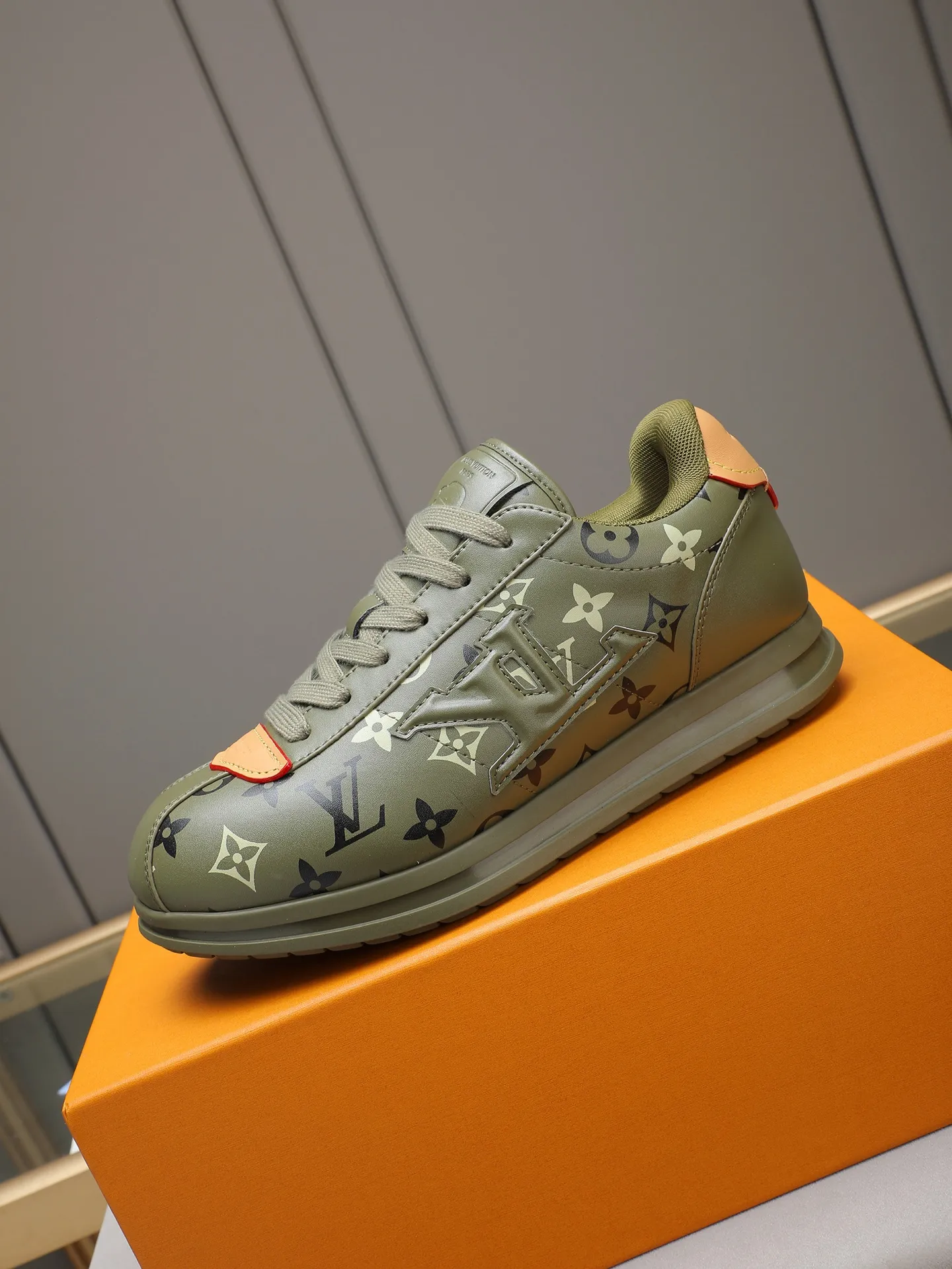 PP560 LV Louis Vuitton L Jialu Brand Runner Tatic Series Thick-soled Casual Sports Shoes Running Shoes Original purchase, development and production This LV Runner Tatic sports shoe combines technical materials such as mesh fabric and ribbons to interpret the inspiration of traditional mountaineering shoes. LV letters are written on one side, the lariat buckle of the quick lacing system is embellished with Monogram flowers and Louis Vuitton logos, and the light and wear-resistant rubber outsole completes the whole. ▪️Fabric: Original imported cowhide + mesh ▪️Inner lining: Original customized breathable mesh ▪️Sole: Original open-molded anti-slip rubber combination material ▪️Size: Men's 38-44 (customized for 45 and 46)